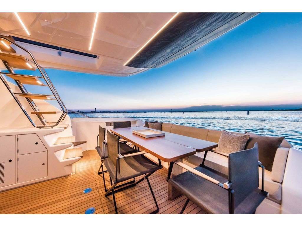 Ferretti yachts 670