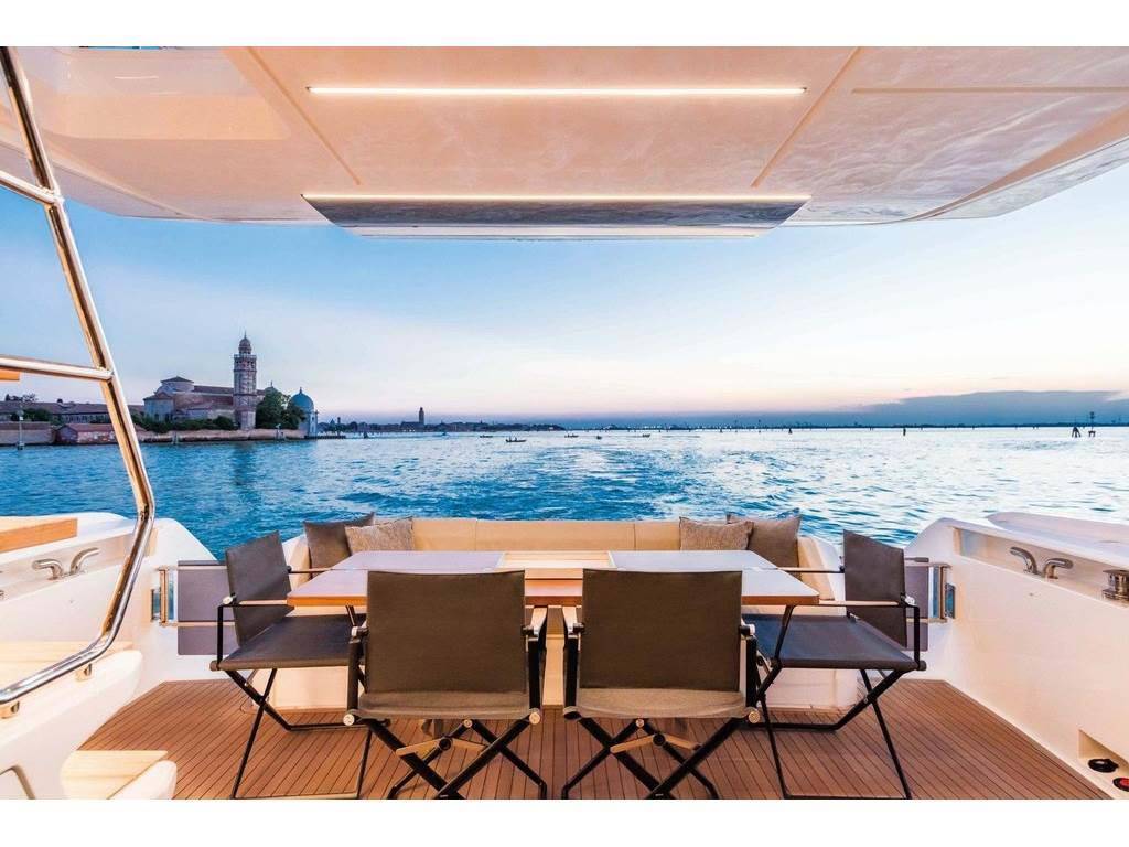 Ferretti yachts 670