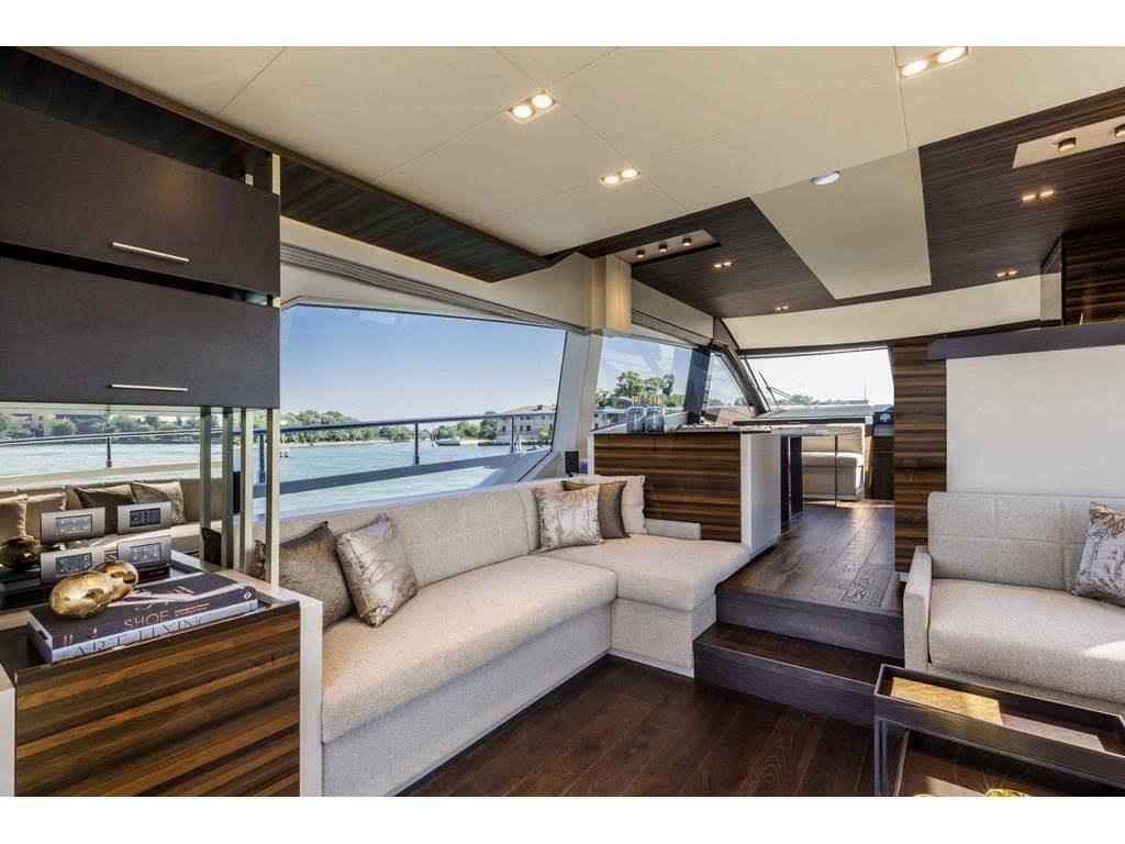 Ferretti yachts 670