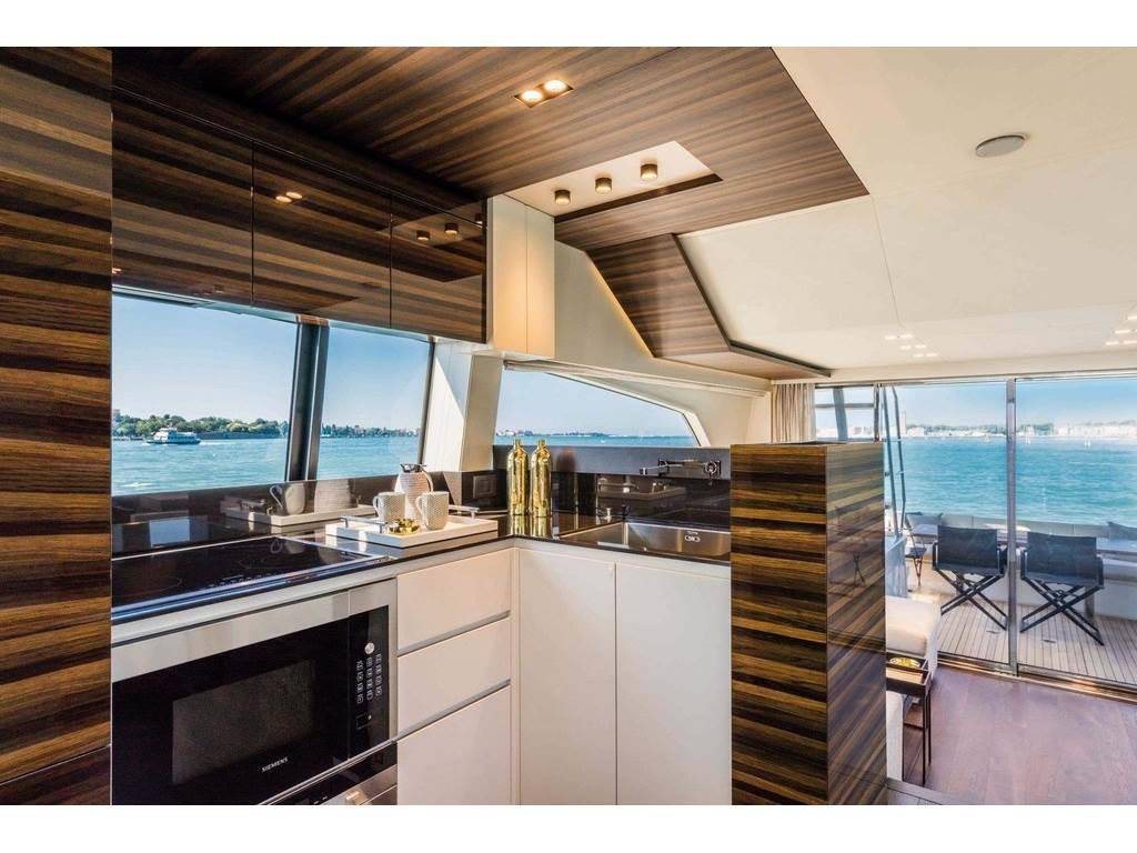 Ferretti yachts 670
