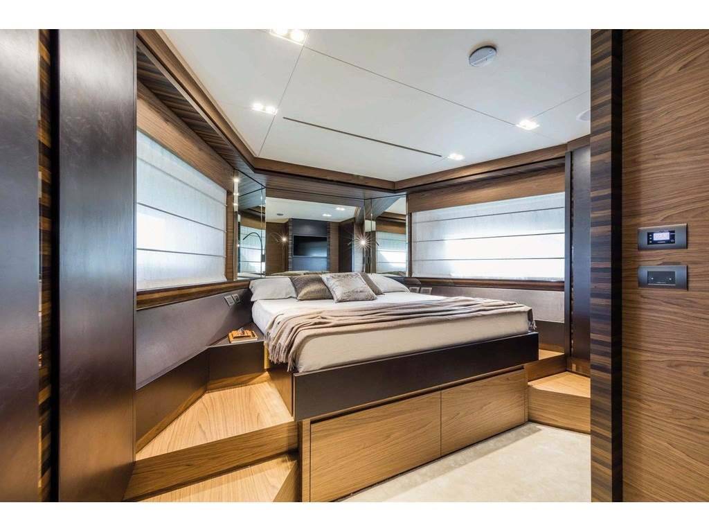 Ferretti yachts 670