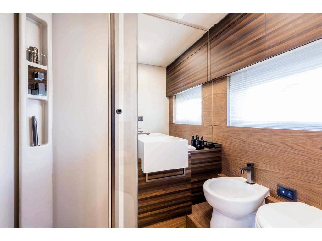 Ferretti yachts 670