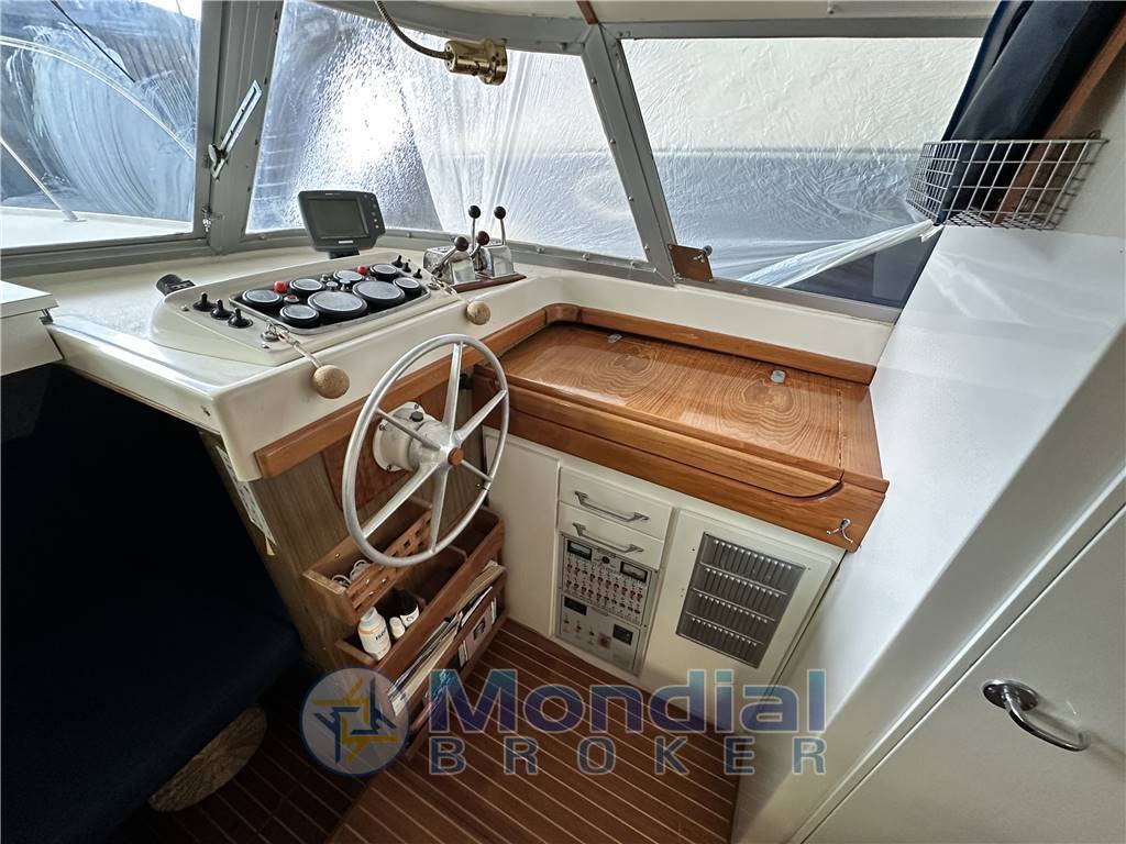Bertram usa 31 flybridge cruiser