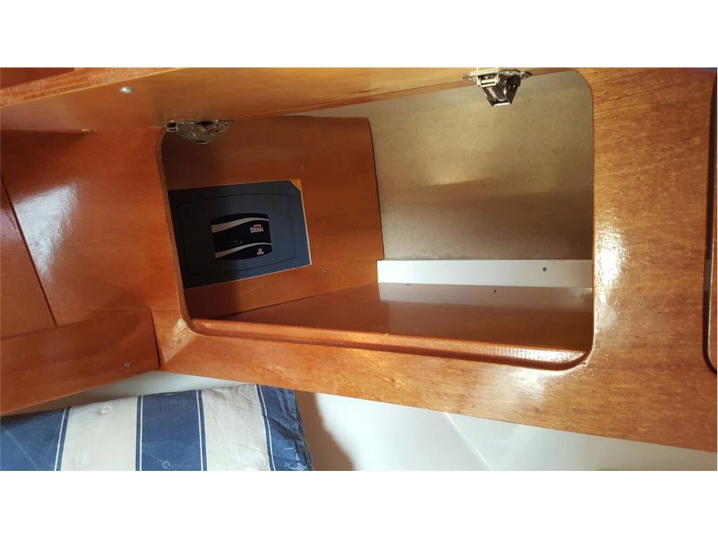 Poseidon Nemesis 28 cabin
