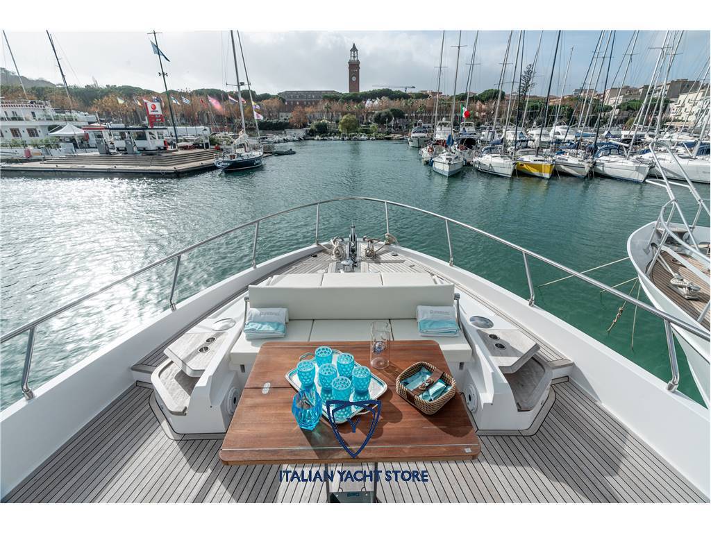 Ferretti yachts 720