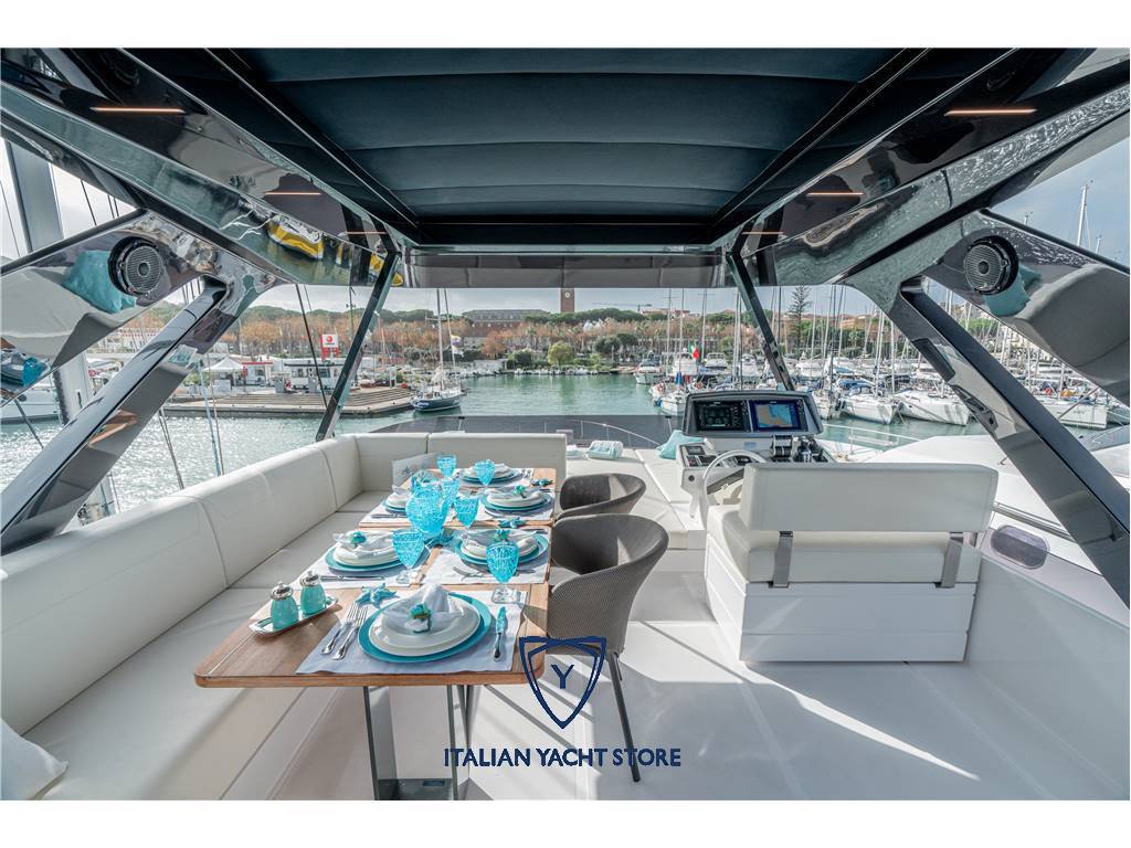 Ferretti yachts 720