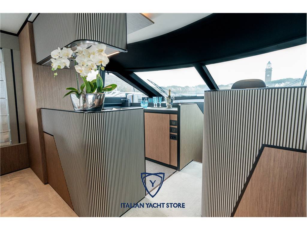 Ferretti yachts 720