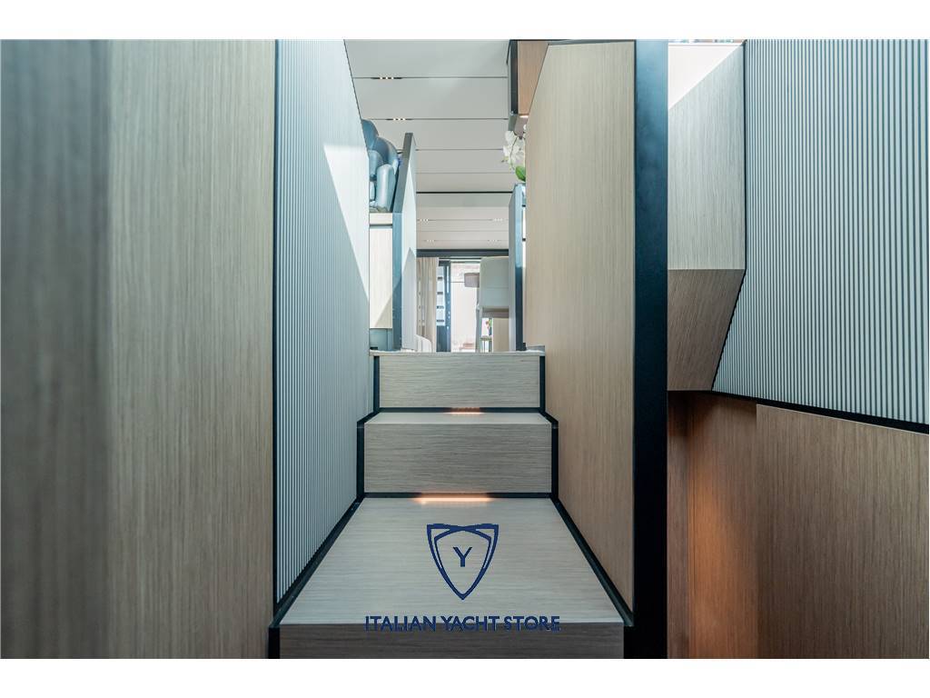 Ferretti yachts 720