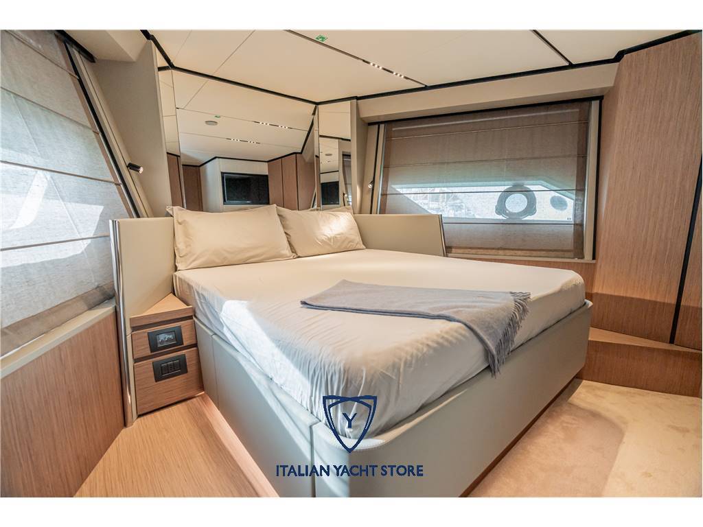 Ferretti yachts 720