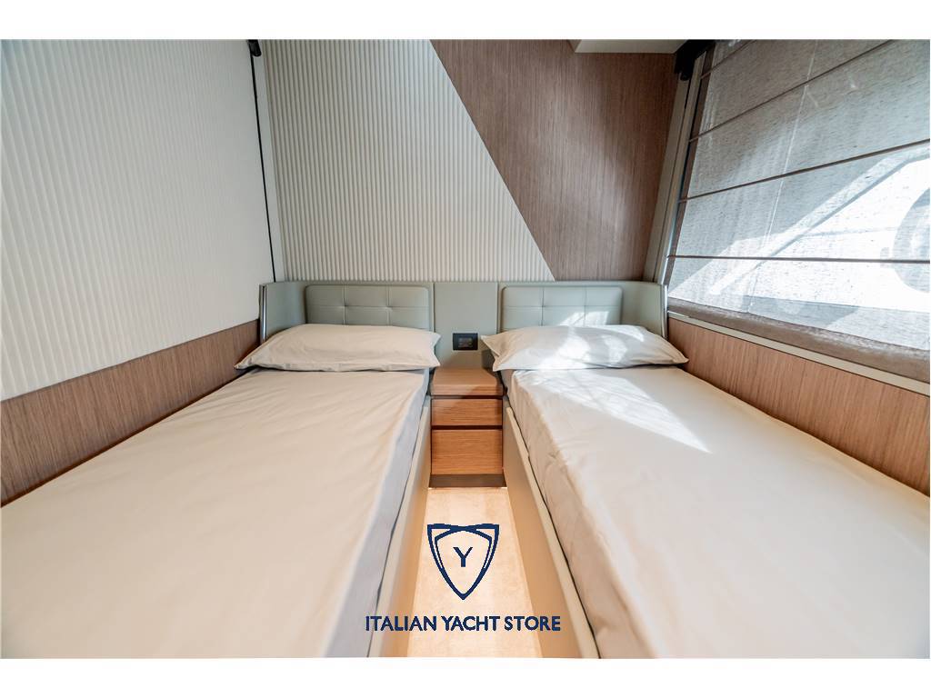 Ferretti yachts 720