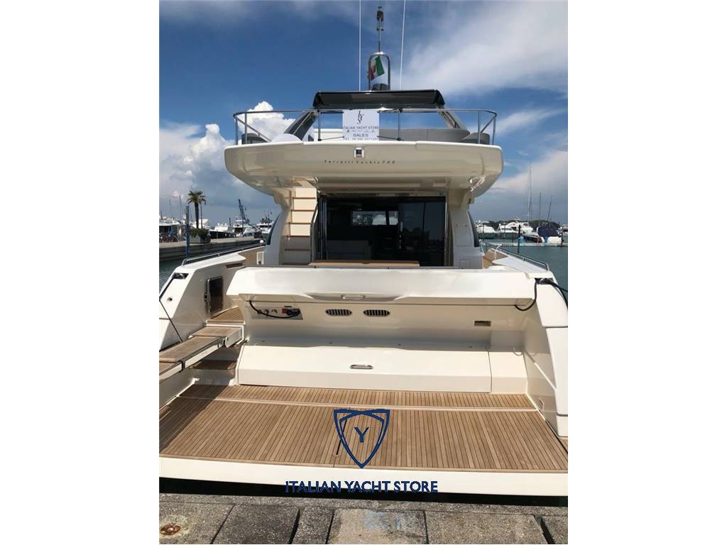 Ferretti yachts 700