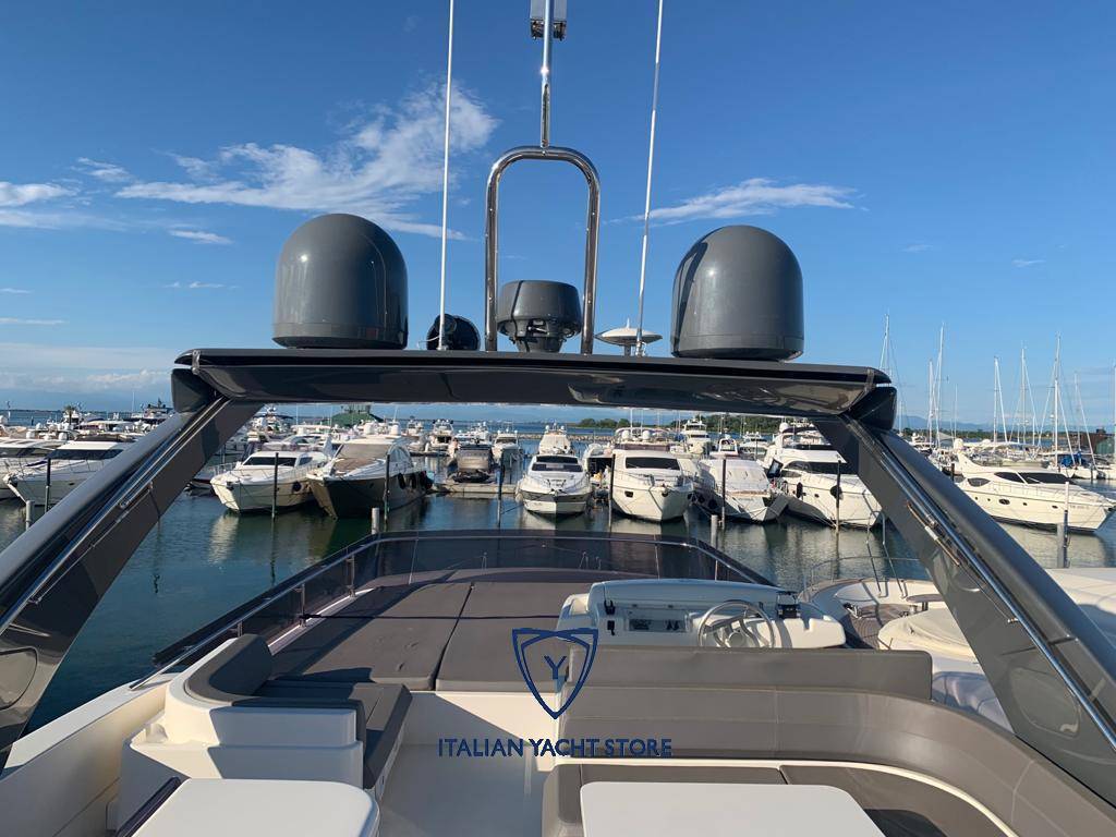 Ferretti yachts 700