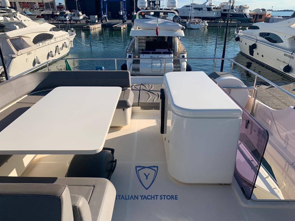 Ferretti yachts 700