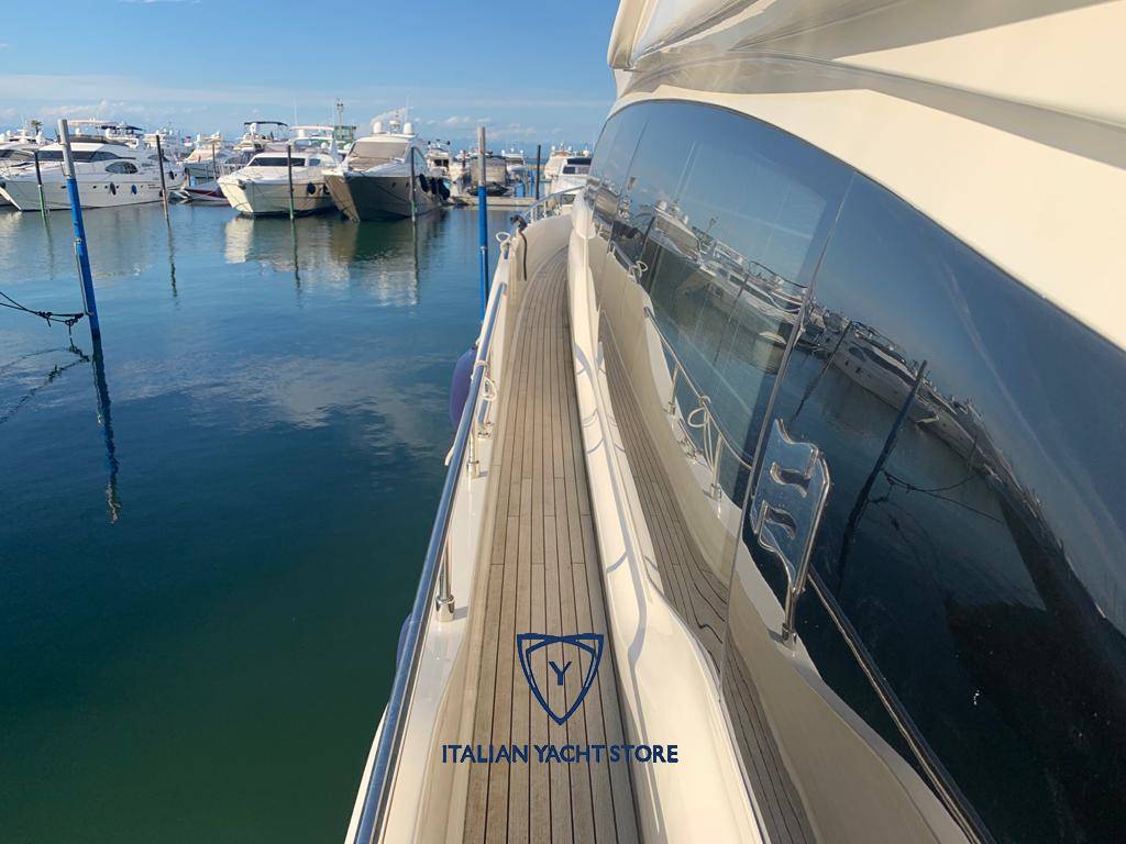 Ferretti yachts 700