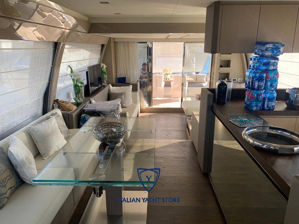 Ferretti yachts 700