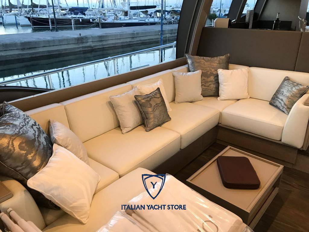 Ferretti yachts 700