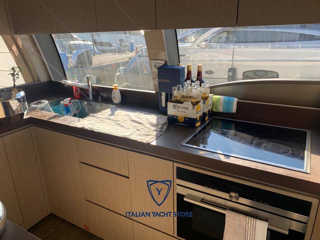 Ferretti yachts 700