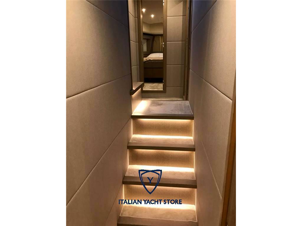 Ferretti yachts 700