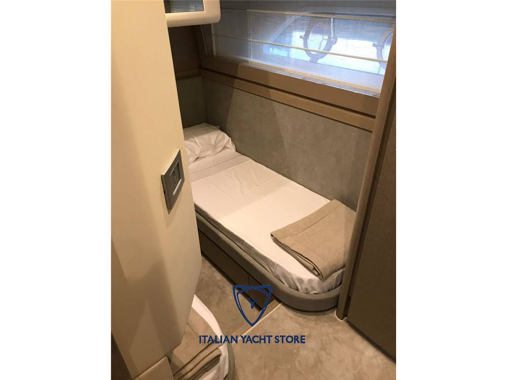 Ferretti yachts 700