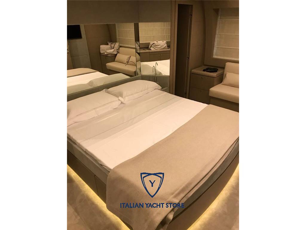 Ferretti yachts 700