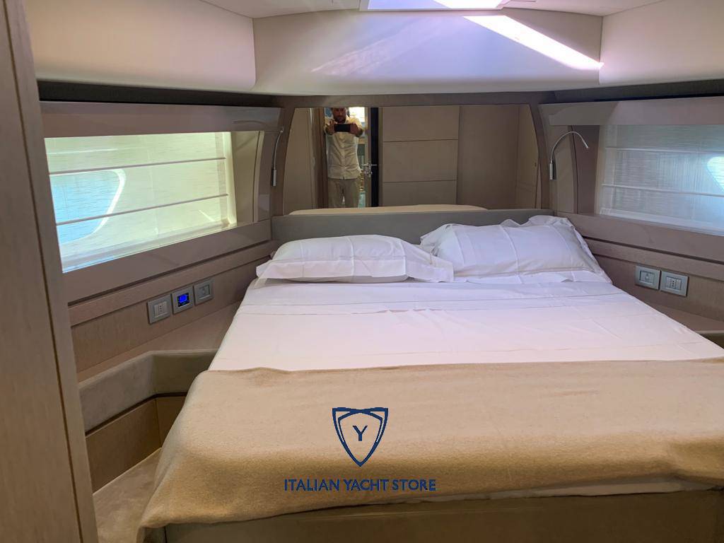 Ferretti yachts 700