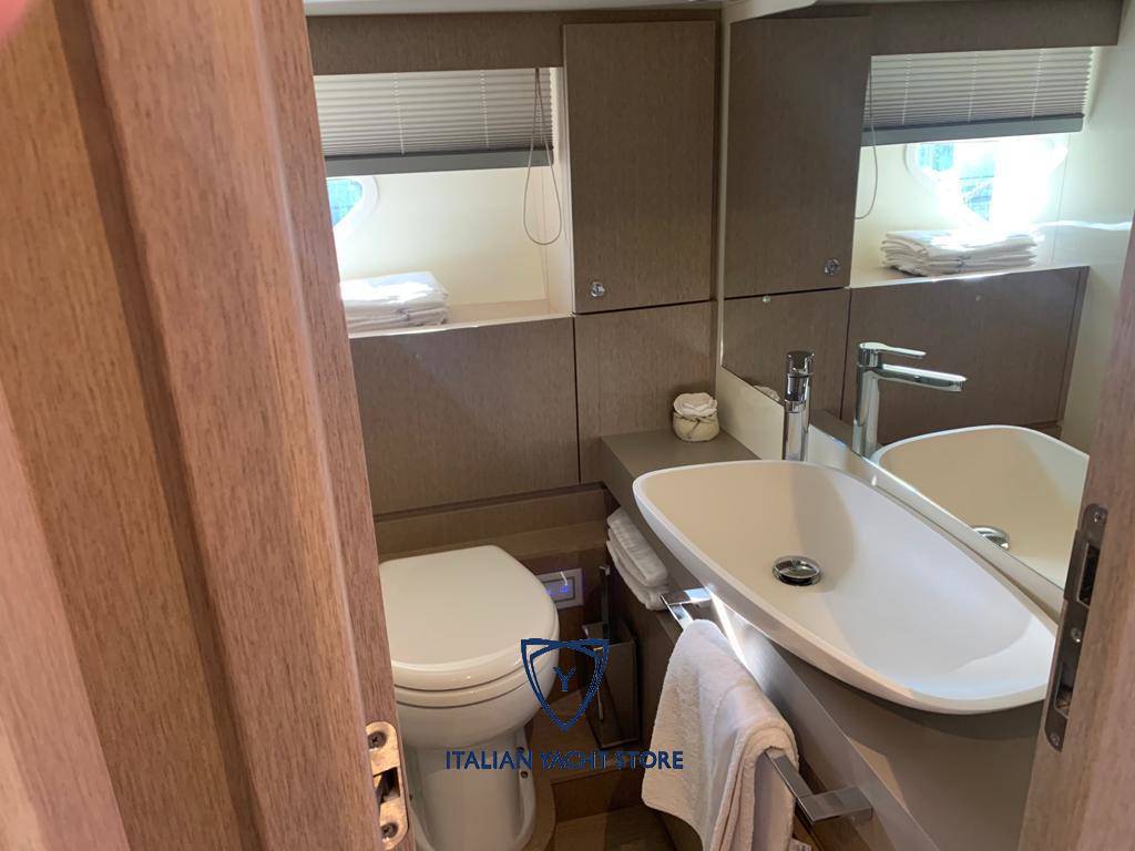 Ferretti yachts 700