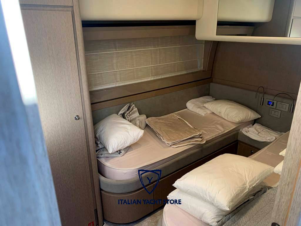 Ferretti yachts 700