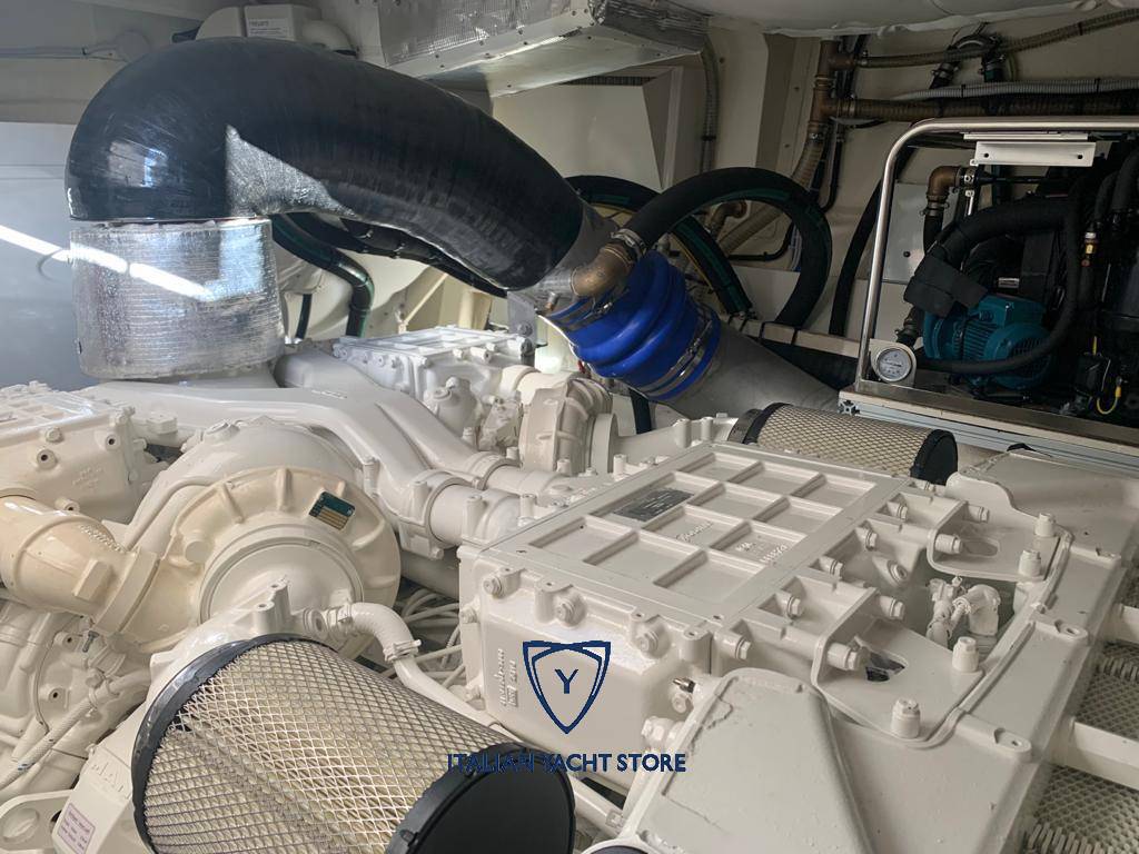 Ferretti yachts 700