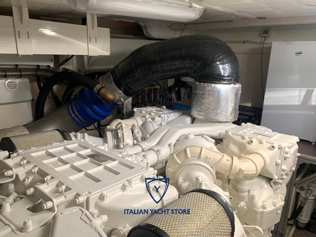 Ferretti yachts 700