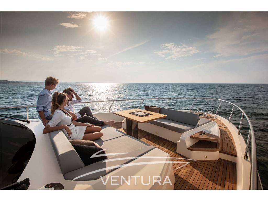 Ferretti yachts 720