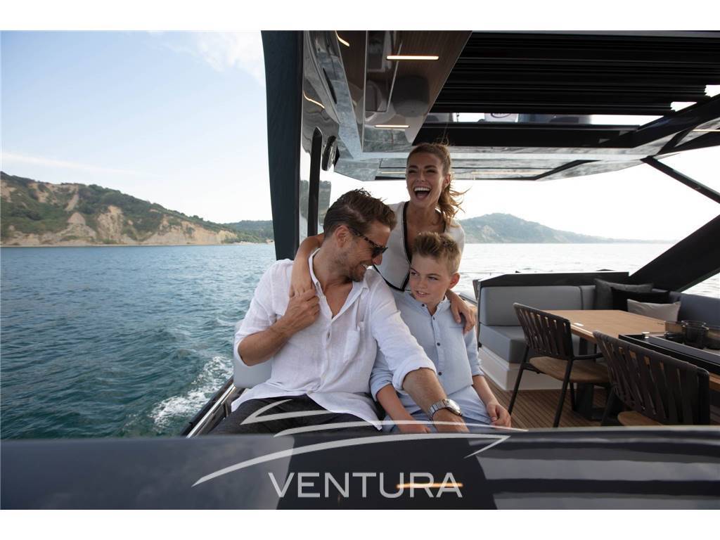 Ferretti yachts 720