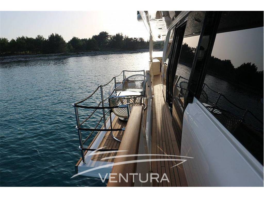 Custom line Navetta 33