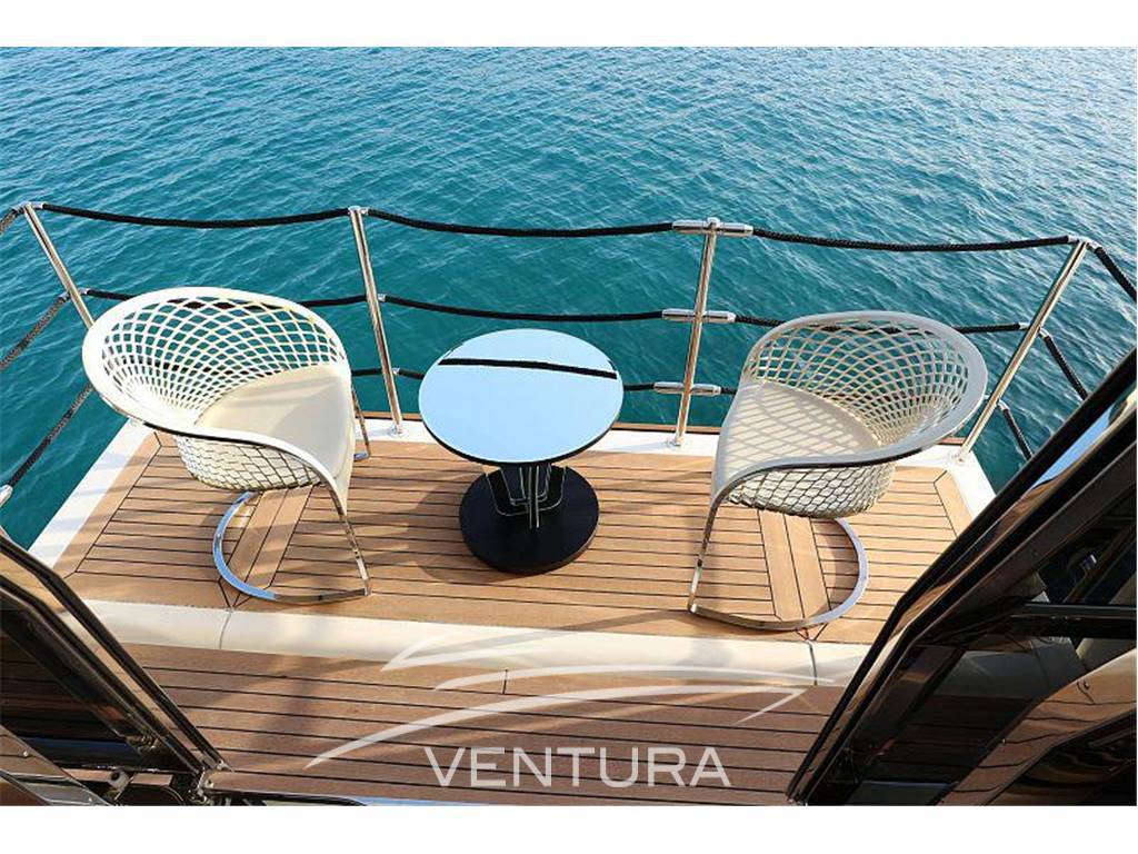 Custom line Navetta 33