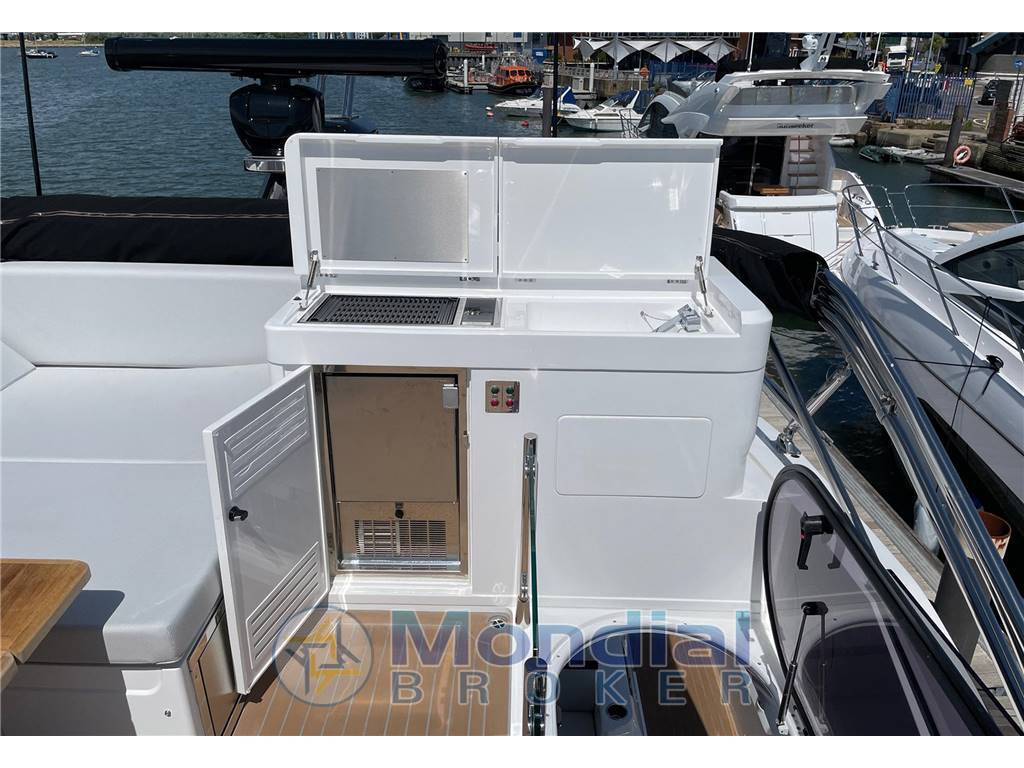 Sunseeker 75 sport yacht