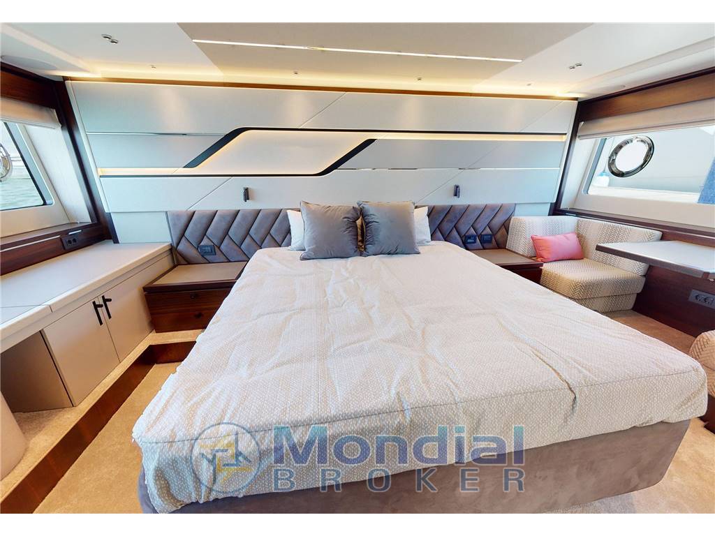 Sunseeker 75 sport yacht