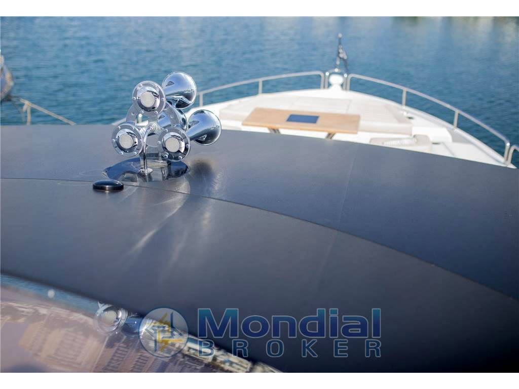 Sunseeker 86 yacht