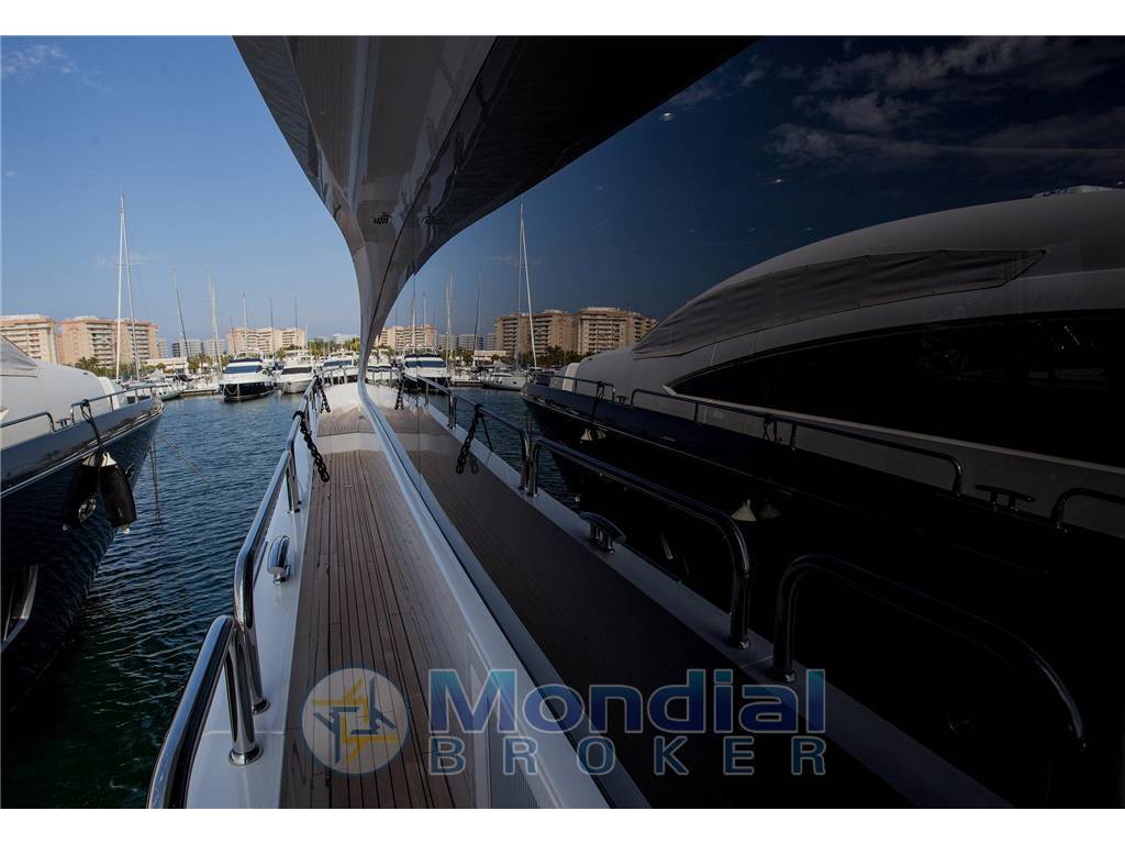 Sunseeker 86 yacht