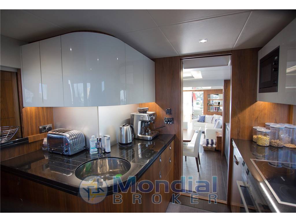 Sunseeker 86 yacht