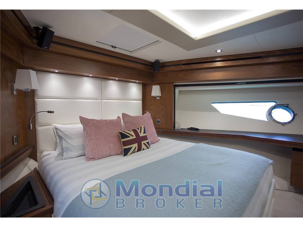 Sunseeker 86 yacht