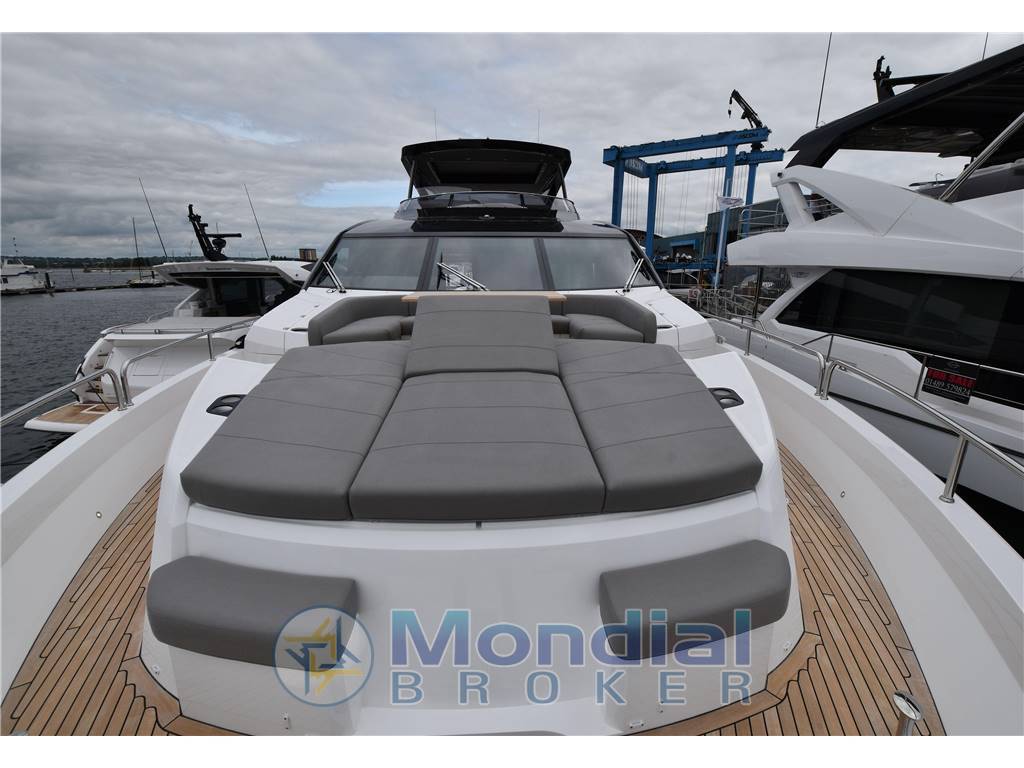 Sunseeker 88 yacht