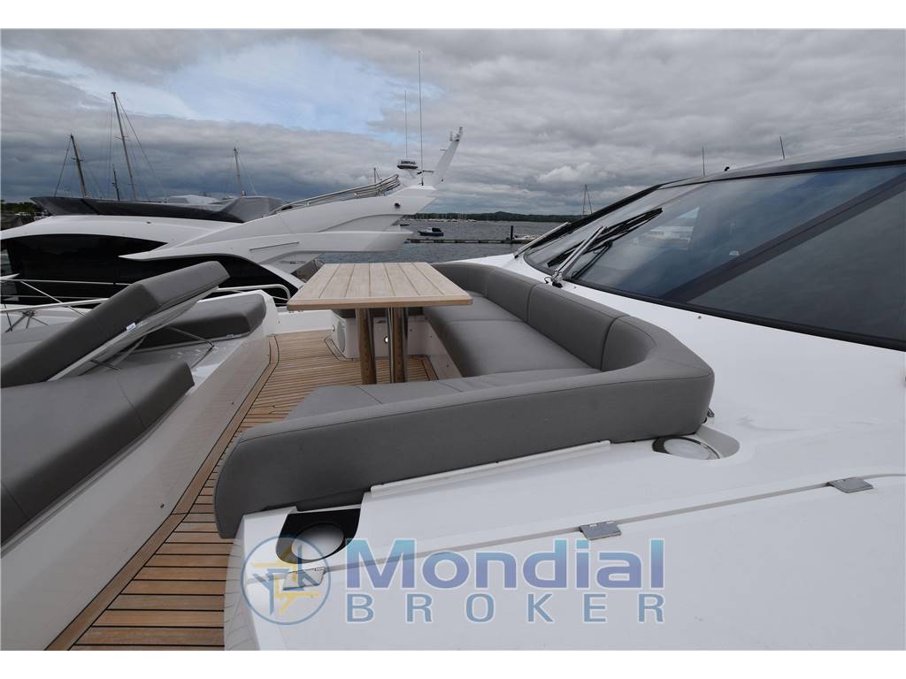 Sunseeker 88 yacht