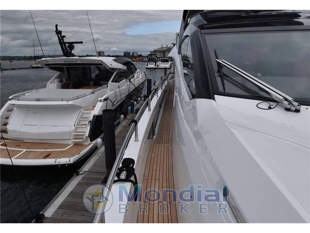 Sunseeker 88 yacht