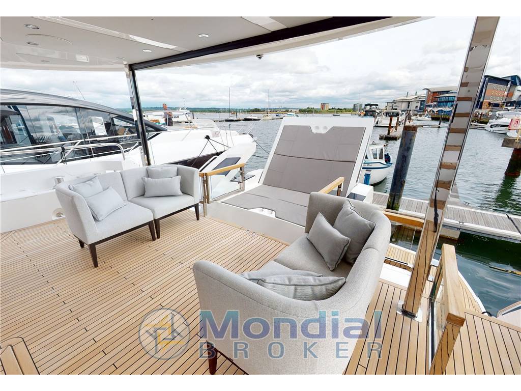Sunseeker 88 yacht