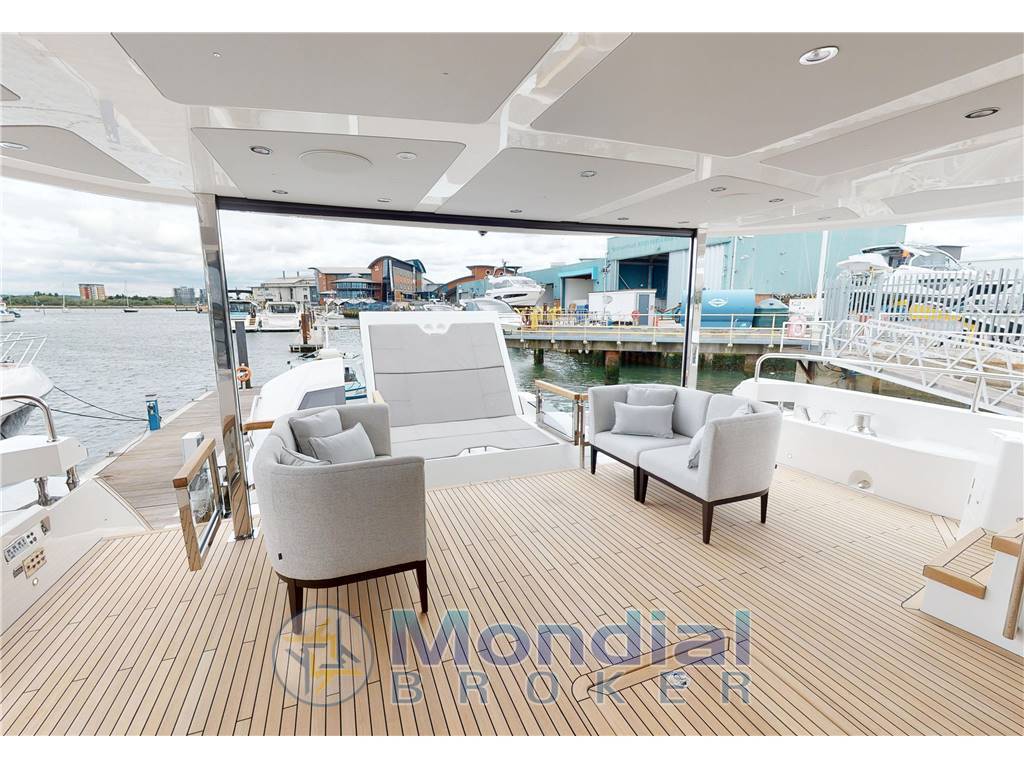Sunseeker 88 yacht