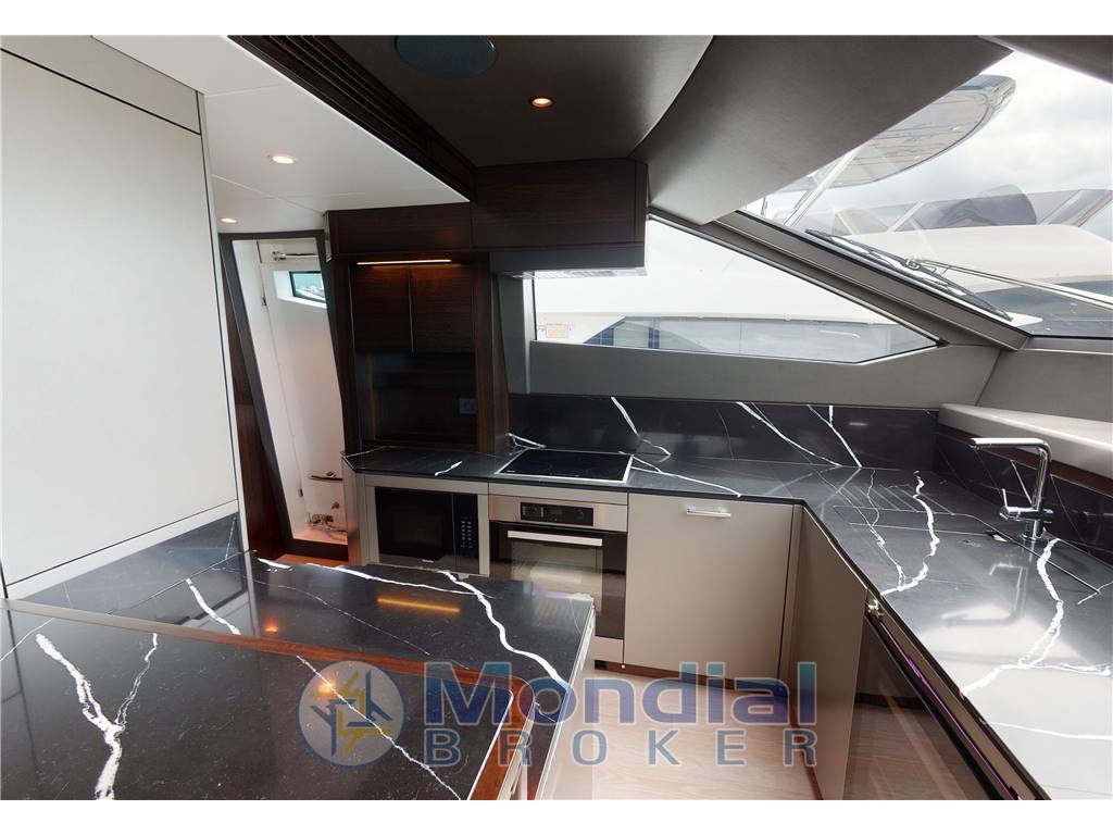 Sunseeker 88 yacht