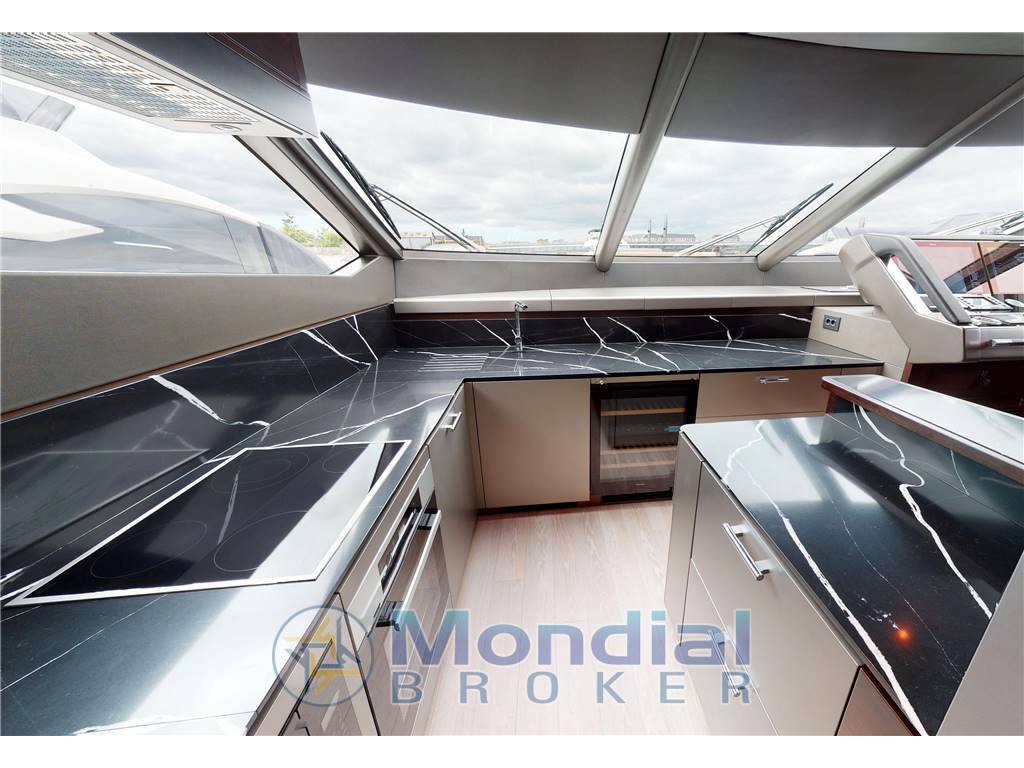 Sunseeker 88 yacht