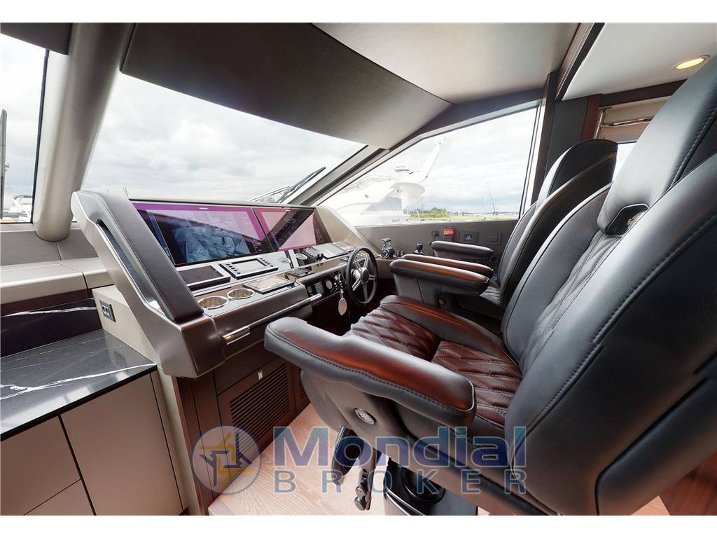 Sunseeker 88 yacht