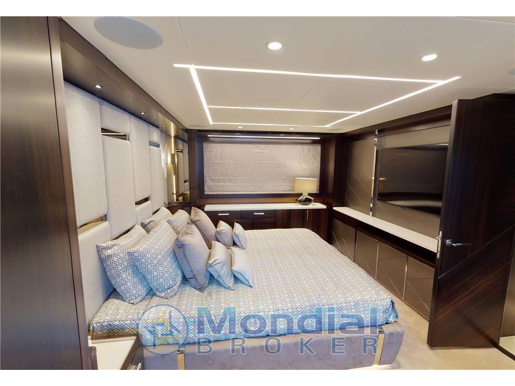 Sunseeker 88 yacht
