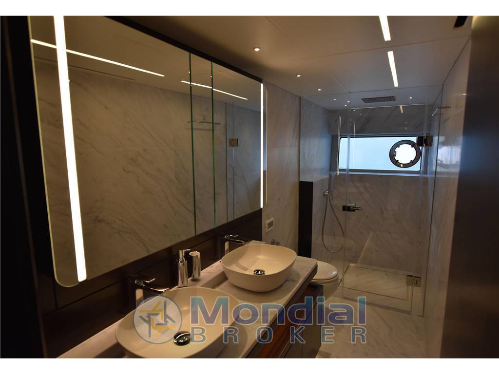 Sunseeker 88 yacht