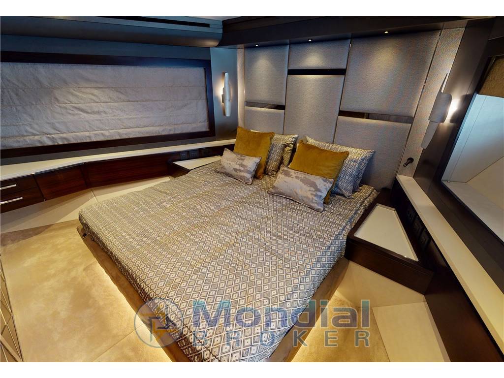 Sunseeker 88 yacht